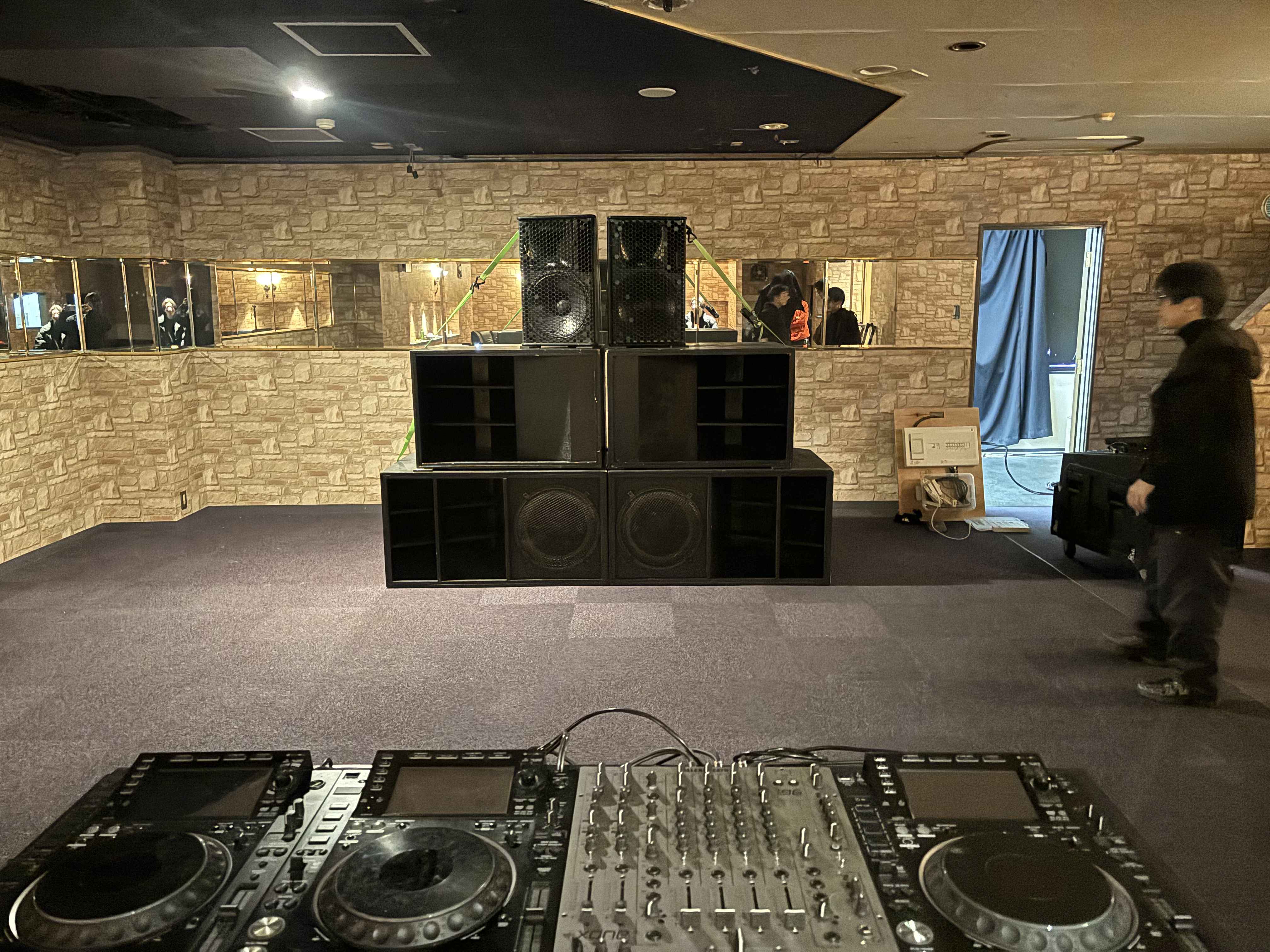 会場に設営した自作サウンドシステムとDJブース